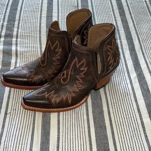 Brand new Womens Ariat Dixon Booties size 8.5